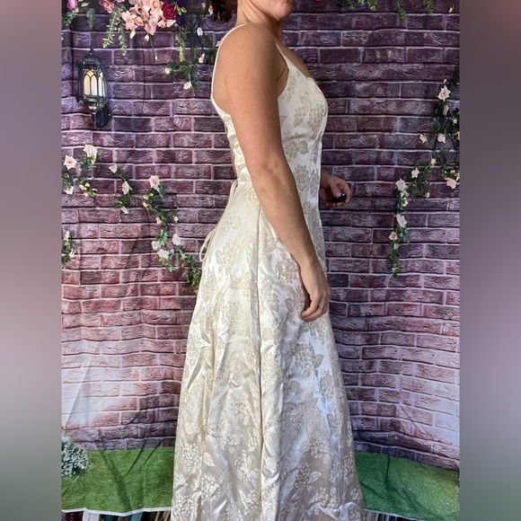 Vintage Lace-up Tulle Underlay Gown - Picture 4 of 9